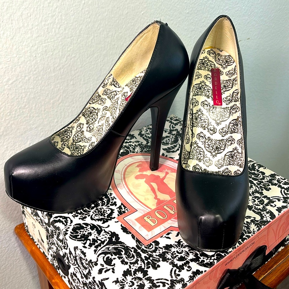BORDELLO TEEZE-07 5 3/4 inch heel, 1 3/4 Platform Pump. Vegan Leather. Worn.
